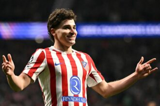 برشلونة يحدد شروطاً صارمة لضم ألفاريز من أتلتيكو مدريد