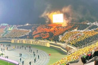 جمهور المغرب الفاسي ينتفض في وجه اللاعبين والتحكيم