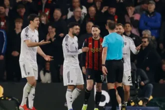 مانشستر يونايتد يضيع الفوز ويكتفي بتعادل مثير أمام بورنموث