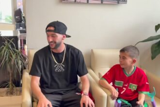 زياش يحقق حلم الطفل يونس من ذوي الهمم قبل مباراة الوداد وآسفي