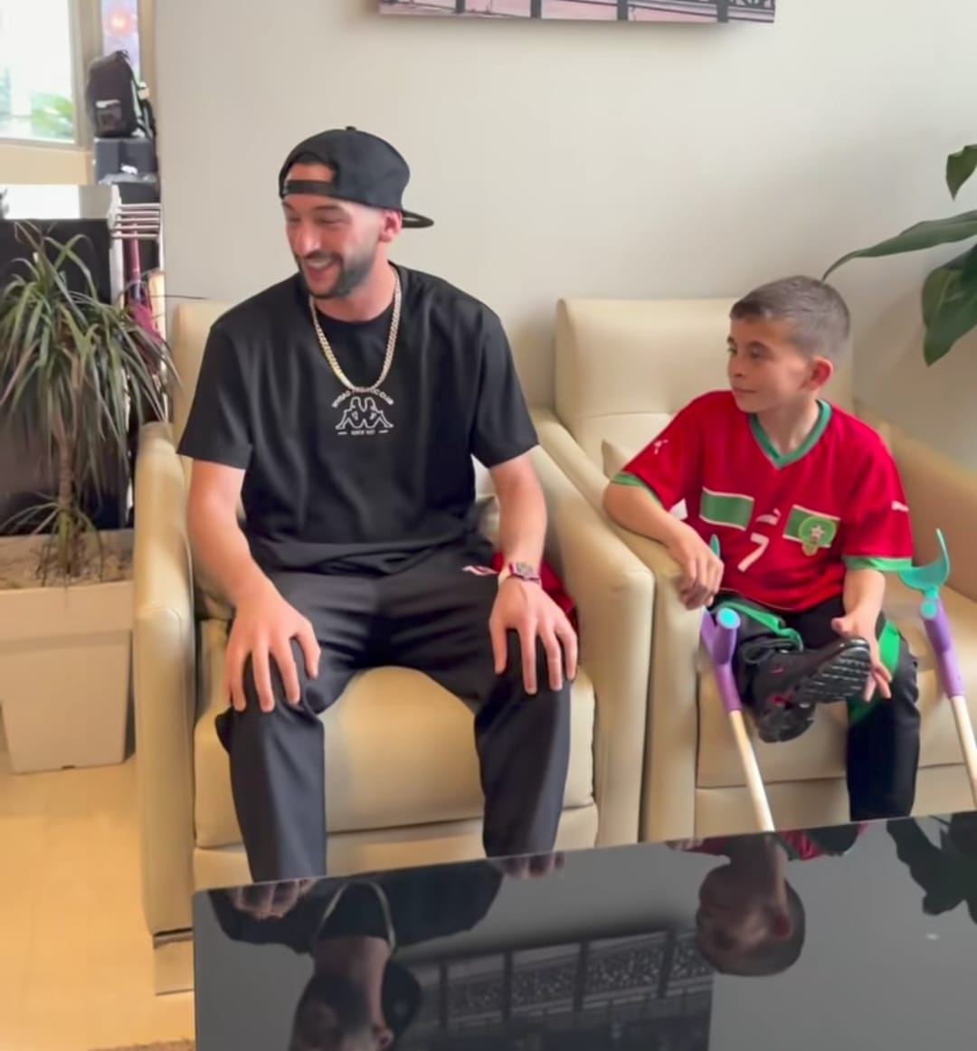 زياش يحقق حلم الطفل يونس من ذوي الهمم قبل مباراة الوداد وآسفي