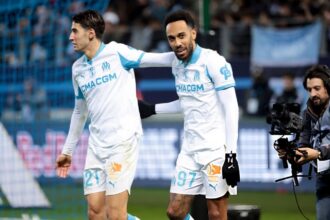 أوباميانغ يفاجئ نايف أكرد بعد عمليته الجراحية