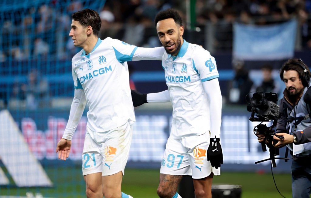 أوباميانغ يفاجئ نايف أكرد بعد عمليته الجراحية