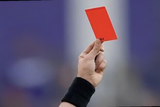 فوضى غير مسبوقة.. حكم يشهر 24 بطاقة حمراء في مباراة واحدة!