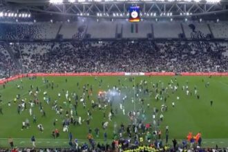 صادم.. جماهير جزائرية تقتحم أرضية ملعب مباراة الأوروغواي