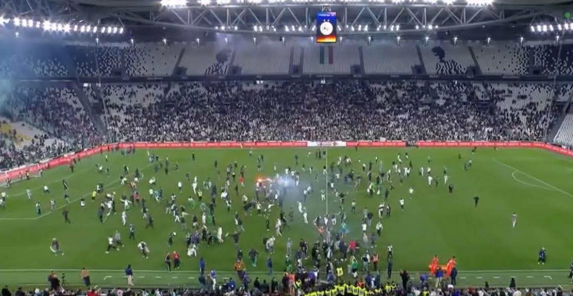 صادم.. جماهير جزائرية تقتحم أرضية ملعب مباراة الأوروغواي