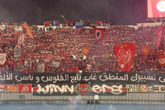 جماهير الوداد تهاجم آيت منا برسالة نارية خلال مواجهة الدفاع الجديدي