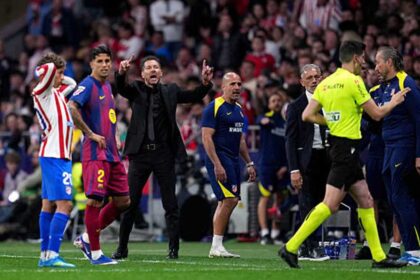 سيميوني: مارتن يستحق الطرد لكن لا جدوى من الحديث عن قرارات الحكم