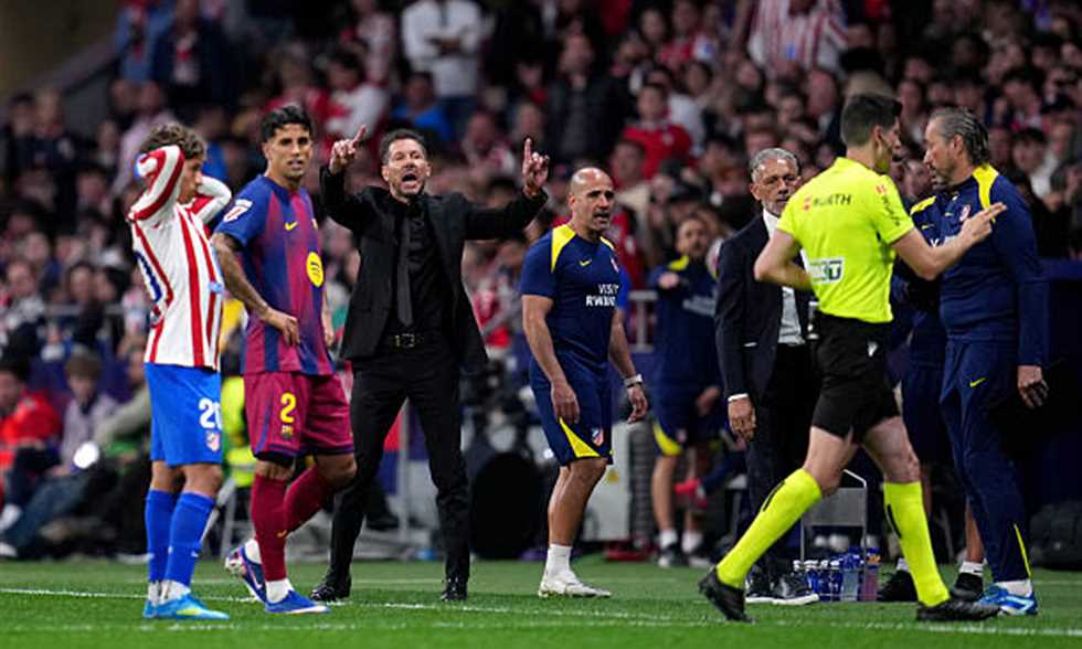 سيميوني: مارتن يستحق الطرد لكن لا جدوى من الحديث عن قرارات الحكم