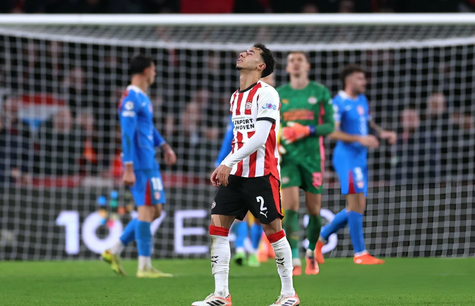 أيندهوفن يحسم مستقبل أنس صلاح الدين