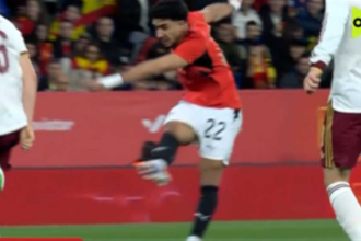 قائم إسبانيا يمنع تسديدة عمر مرموش