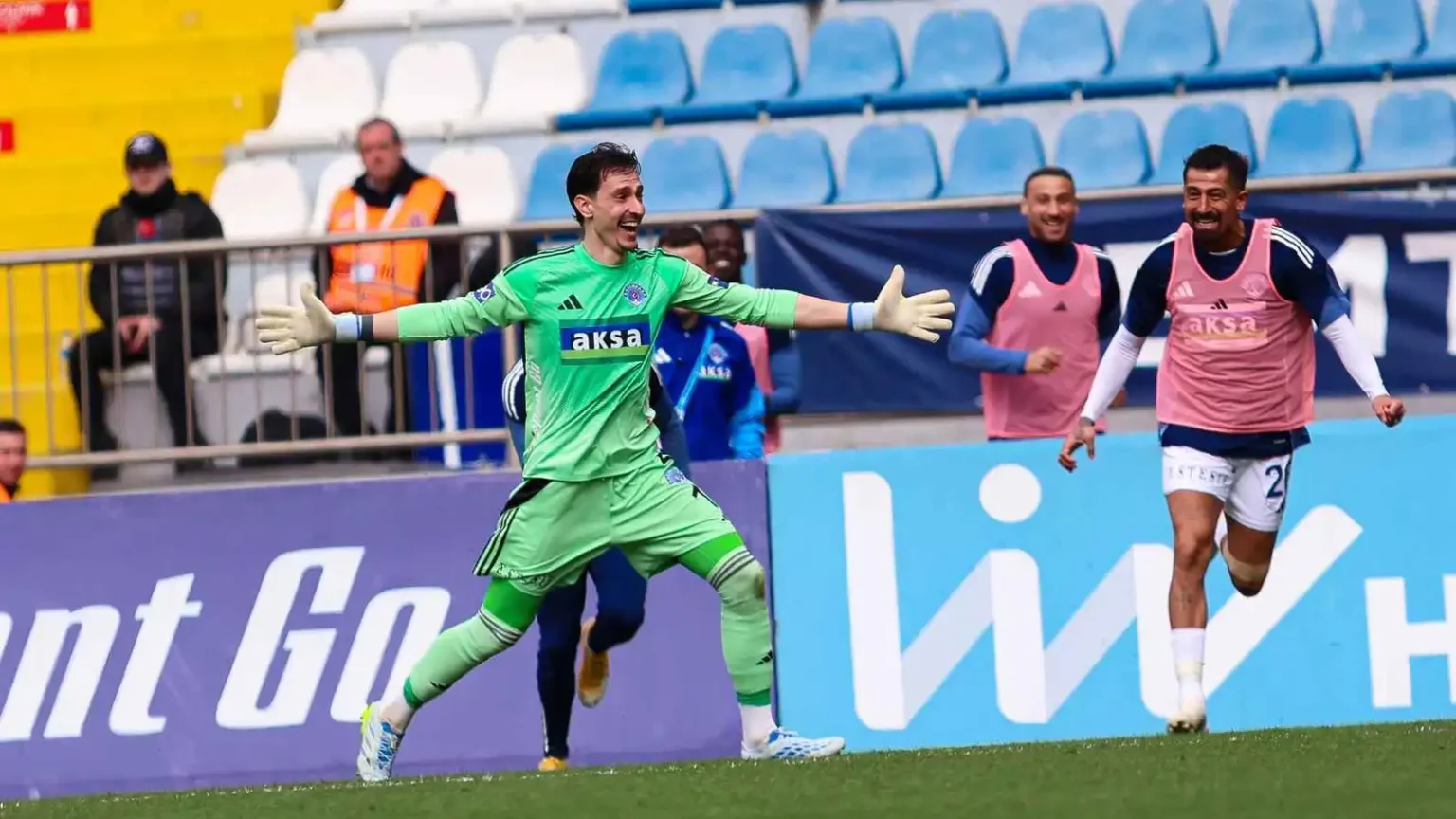 حارس مرمى يسجل هدفا خياليا من مسافة 75 مترا في الدوري التركي (فيديو)