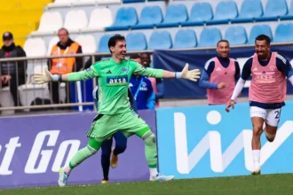 حارس مرمى يسجل هدفا خياليا من مسافة 75 مترا في الدوري التركي (فيديو)