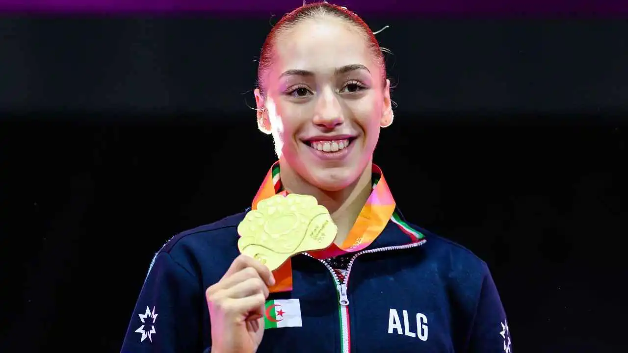 الجزائرية كيليا نمور تتوج بميدالية ذهبية في كأس العالم للجمباز