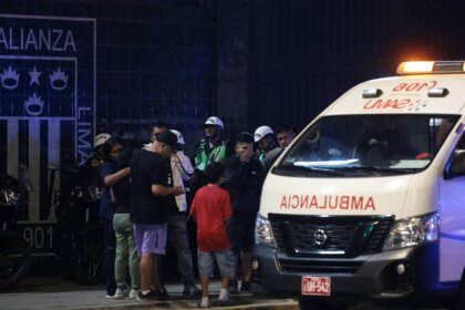 يونيفيرسيتاريو دي ديبورتيس ديل بيرو crest