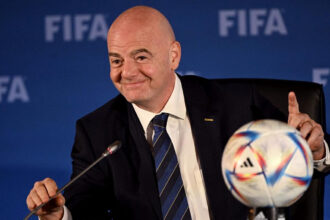 رئيس الفيفا يوجه رسالة خاصة للمنتخب العراقي بعد تأهله لكأس العالم
